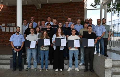 [Translate to Deutsch:] Gruppenbild Auszubildenden und dualen Studenten