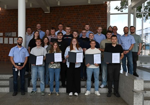 Gruppenbild Auszubildenden und dualen Studenten