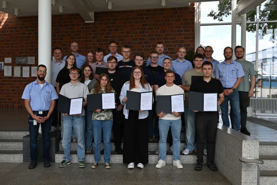 Gruppenbild Auszubildenden und dualen Studenten