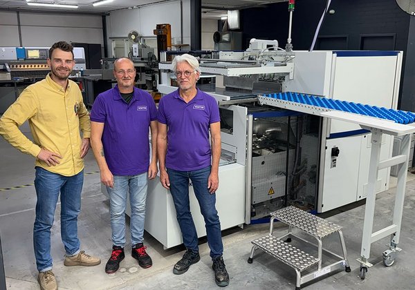 Photo, from left to right: Wessel van der Heijden (Director of Venttri), Frank Jansen and Johannes Kroese (Operator) in front of the KOLBUS NM101.