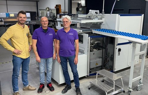 Photo, from left to right: Wessel van der Heijden (Director of Venttri), Frank Jansen and Johannes Kroese (Operator) in front of the KOLBUS NM101.